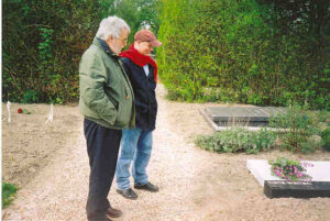 Andreas en Eric bij het graf van Warren, 19 april 2003